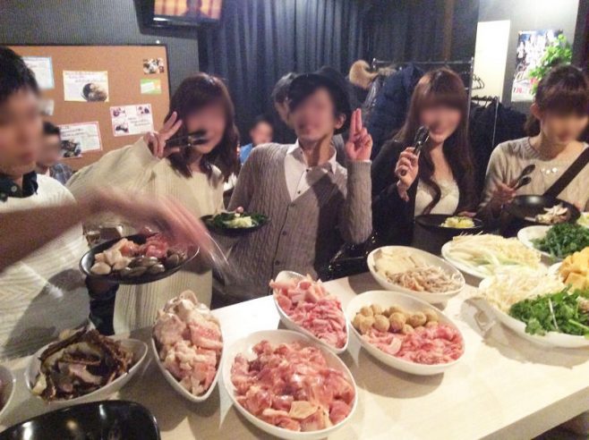 【飲食店コラボ企画★現在25名様】<br>【3月26日(日)19時～22時】<br>『お好み鍋パーティ in アローネア』<br>色んな鍋を楽しめる半立食スタイルの飲み会企画です☆<br>参加者は20代30代が中心となっています♪<br>男性4000円、女性2000円（税込）