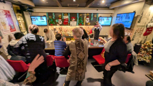 【お待たせしました！半年ぶりに再開です！】【2025年12月14(日)11時～13時★定員20名】『第6回 すすきので60代以上中心の昭和歌謡昼カラオケ会 in コミュニティーBar札幌で飲もう』★東区のカラオケ同好会コラボ★同好会メンバーも多数参加予定★基本的に歌う曲は「昭和歌謡」メインです。ご協力いただける方でお願いします★60代以上でなくてもその年代と交流をしたいという方＆演歌や昭和歌謡などが好きな方も歓迎です♪